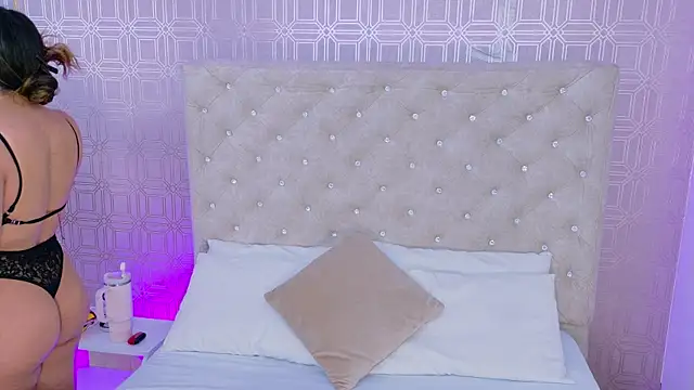 Snapshot of Sara_Desire chatting on 09.11.25 Sara Desire online show from 09.11.25