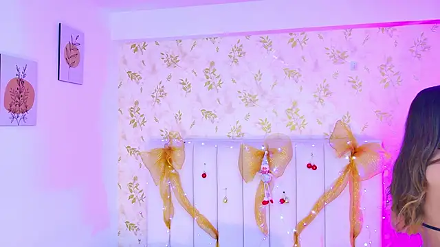 Sara Desire online show from 12.20.25