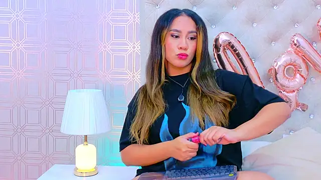 Snapshot of Sara_Desire chatting on 02.08.26 Sara Desire online show from 02.08.26