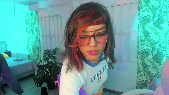 Snapshot of cute_hollywood chatting on 11.13.25 cute hollywood online show from 11.13.25