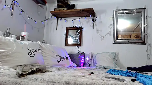 Snapshot of Genevieve143 chatting on 01.08.26 Genevieve143 online show from 01.08.26