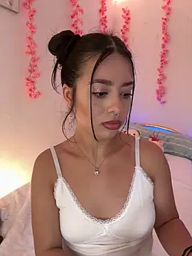 Snapshot of AliceJovovich chatting on 12.04.24 AliceJovovich online show from 12.04.24