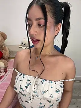 Snapshot of AliceJovovich chatting on 01.28.25 AliceJovovich online show from 01.28.25