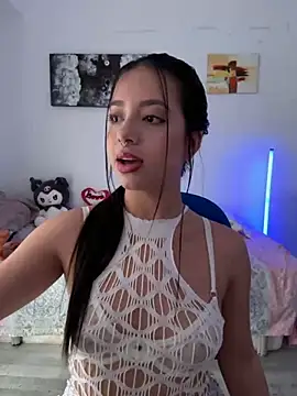 Snapshot of AliceJovovich chatting on 11.13.25 AliceJovovich online show from 11.13.25