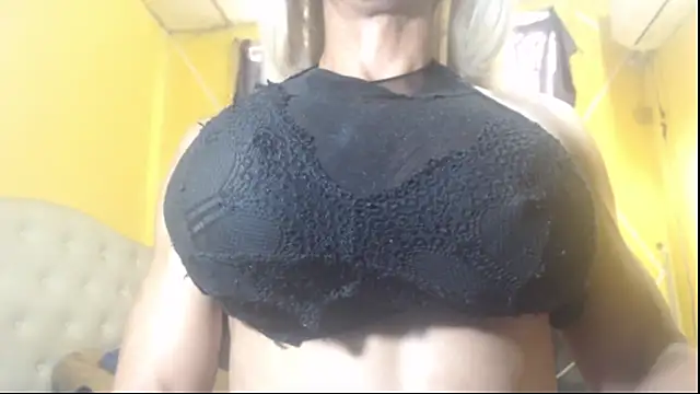 Snapshot of DanielaMuscleTS chatting on 01.18.25 DanielaMuscleTS online show from 01.18.25