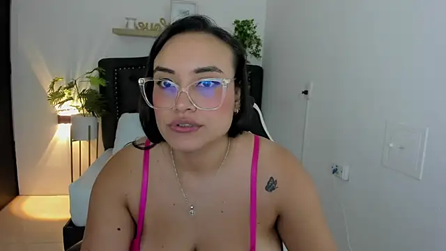 zoe danae  online show from 03.04.25