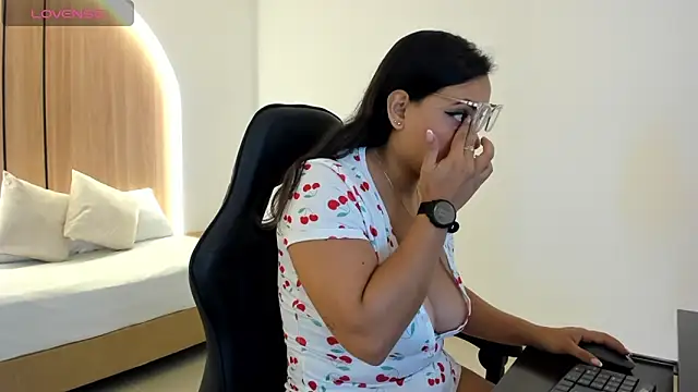 zoe danae  online show from 10.23.25