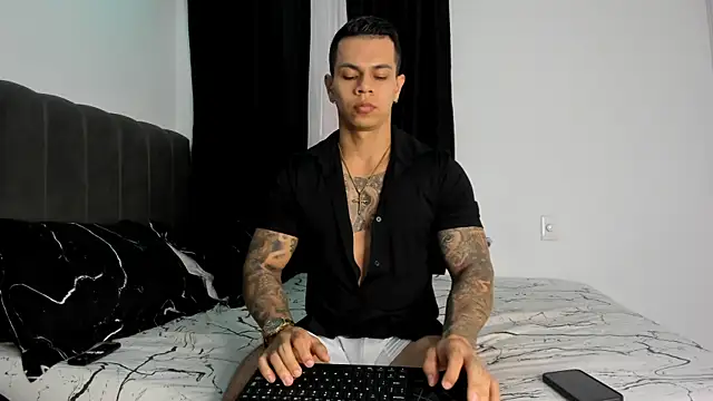 Snapshot of Aron_Dark chatting on 02.05.25 Aron Dark online show from 02.05.25