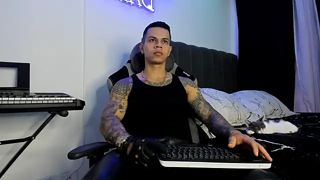 Snapshot of Aron_Dark chatting on 02.22.25 Aron Dark online show from 02.22.25