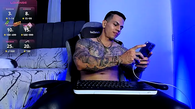 Snapshot of Aron_Dark chatting on 11.13.25 Aron Dark online show from 11.13.25