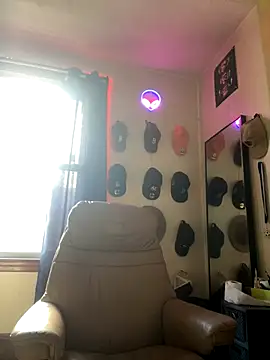 Snapshot of GersonGil1 chatting on 10.21.25 GersonGil1 online show from 10.21.25