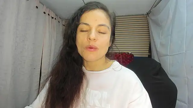 Snapshot of rosse_2504 chatting on 06.22.26 rosse 2504 online show from 06.22.26