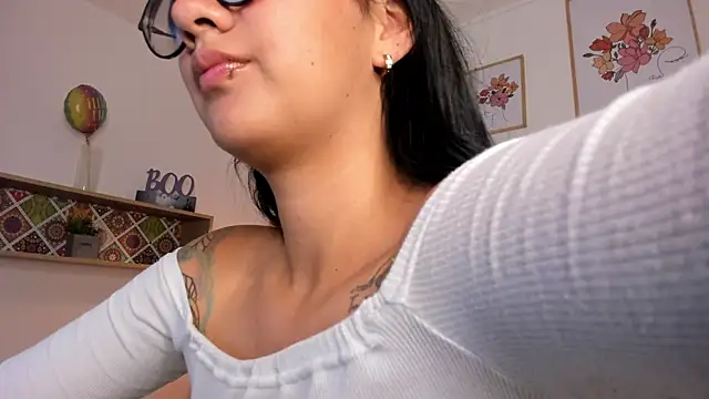 Snapshot of Aily_Yozuko chatting on 02.05.25 Aily Yozuko online show from 02.05.25