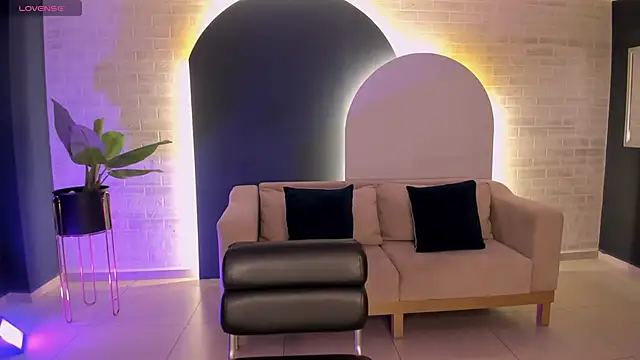 Snapshot of DonnaStonne chatting on 09.23.25 DonnaStonne online show from 09.23.25