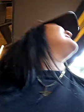 Snapshot of Liancy chatting on 03.22.25 Liancy online show from 03.22.25