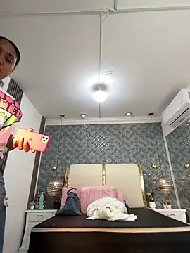 NaiomyLanes online show from 04.10.26