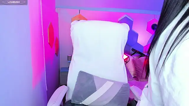 Hanna  Becker  online show from 01.14.25