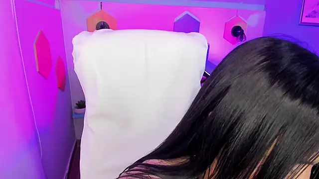 Hanna  Becker  online show from 01.21.25