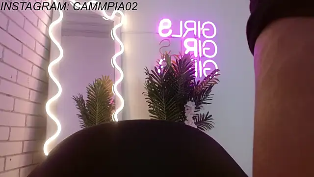 Snapshot of Pia_tay chatting on 03.10.25 Pia tay online show from 03.10.25