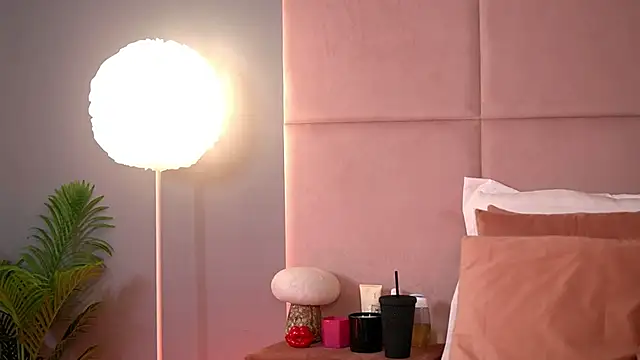 Snapshot of AlmaLuv chatting on 04.15.26 AlmaLuv online show from 04.15.26