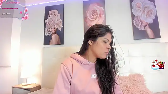 Snapshot of Sweetdreamses_ chatting on 12.12.24 Sweetdreamses online show from 12.12.24