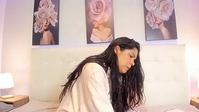 Snapshot of Sweetdreamses_ chatting on 02.05.25 Sweetdreamses online show from 02.05.25