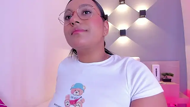 Snapshot of ellamontoya chatting on 02.05.25 ellamontoya online show from 02.05.25