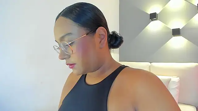 Snapshot of ellamontoya chatting on 09.13.25 ellamontoya online show from 09.13.25