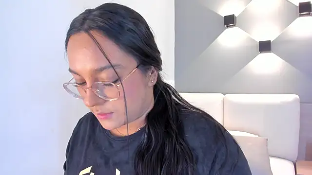 Snapshot of ellamontoya chatting on 10.02.25 ellamontoya online show from 10.02.25