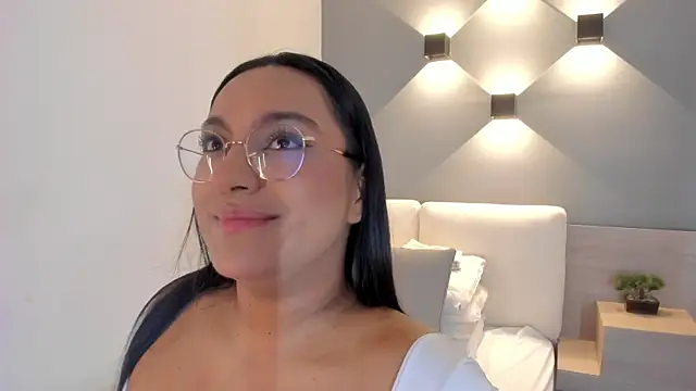 Snapshot of ellamontoya chatting on 10.17.25 ellamontoya online show from 10.17.25