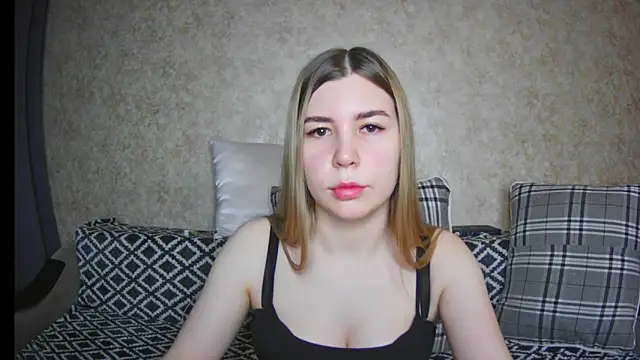 Snapshot of ElllaNuar chatting on 12.11.24 ElllaNuar online show from 12.11.24