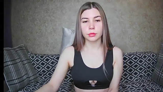 Snapshot of ElllaNuar chatting on 12.19.24 ElllaNuar online show from 12.19.24