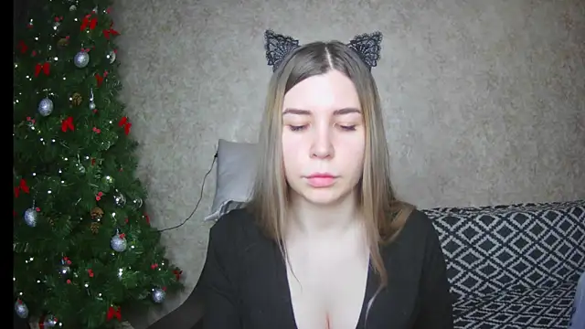 Snapshot of ElllaNuar chatting on 01.28.25 ElllaNuar online show from 01.28.25