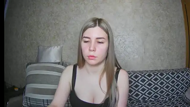 Snapshot of ElllaNuar chatting on 03.10.25 ElllaNuar online show from 03.10.25