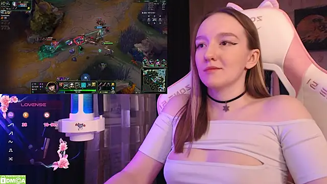 Snapshot of MoonlishSiren chatting on 02.15.25 MoonlishSiren online show from 02.15.25