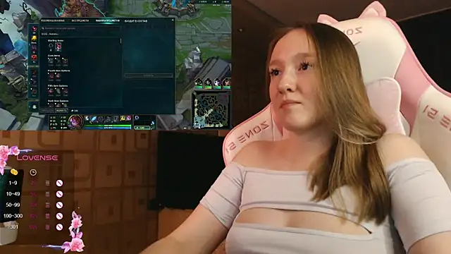 Snapshot of MoonlishSiren chatting on 09.20.25 MoonlishSiren online show from 09.20.25