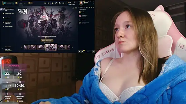 Snapshot of MoonlishSiren chatting on 09.21.25 MoonlishSiren online show from 09.21.25