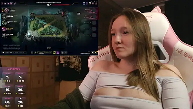 Snapshot of MoonlishSiren chatting on 09.28.25 MoonlishSiren online show from 09.28.25