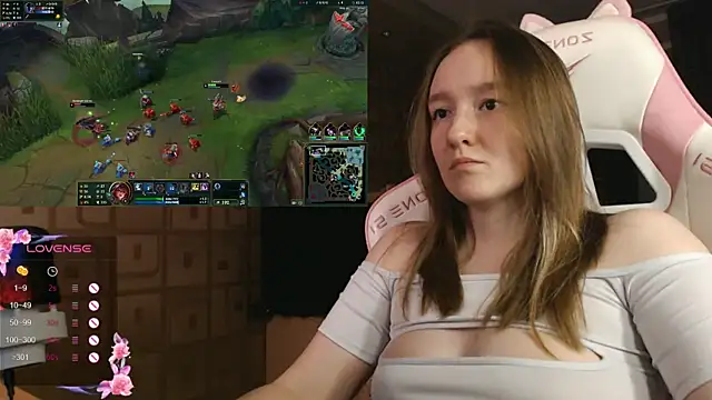 Snapshot of MoonlishSiren chatting on 10.04.25 MoonlishSiren online show from 10.04.25