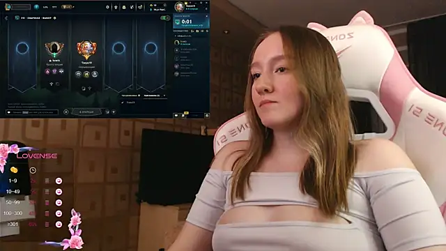 Snapshot of MoonlishSiren chatting on 10.12.25 MoonlishSiren online show from 10.12.25