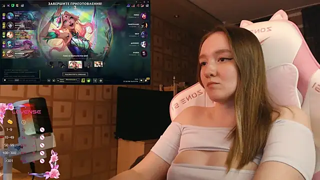 Snapshot of MoonlishSiren chatting on 10.20.25 MoonlishSiren online show from 10.20.25