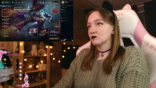 Snapshot of MoonlishSiren chatting on 10.28.25 MoonlishSiren online show from 10.28.25