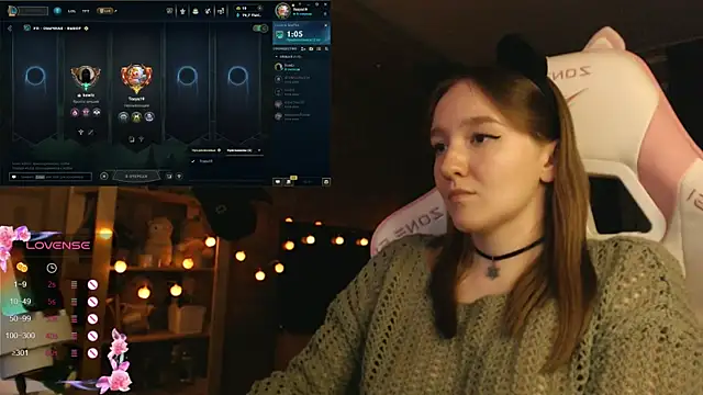 Snapshot of MoonlishSiren chatting on 10.29.25 MoonlishSiren online show from 10.29.25