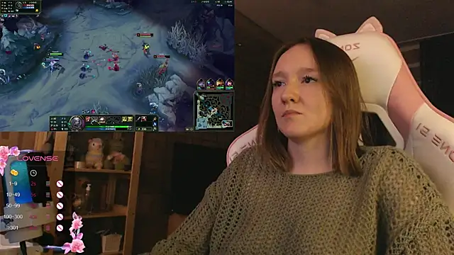 Snapshot of MoonlishSiren chatting on 11.25.25 MoonlishSiren online show from 11.25.25