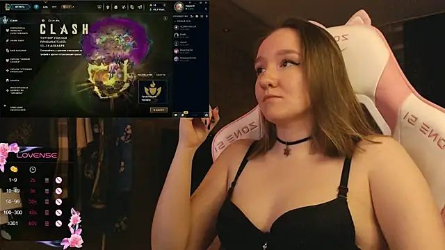 Snapshot of MoonlishSiren chatting on 12.14.25 MoonlishSiren online show from 12.14.25