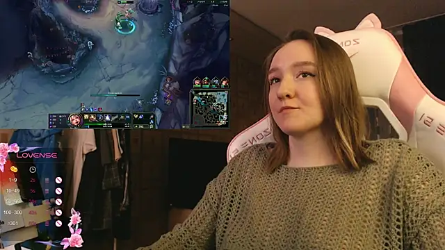 Snapshot of MoonlishSiren chatting on 12.17.25 MoonlishSiren online show from 12.17.25