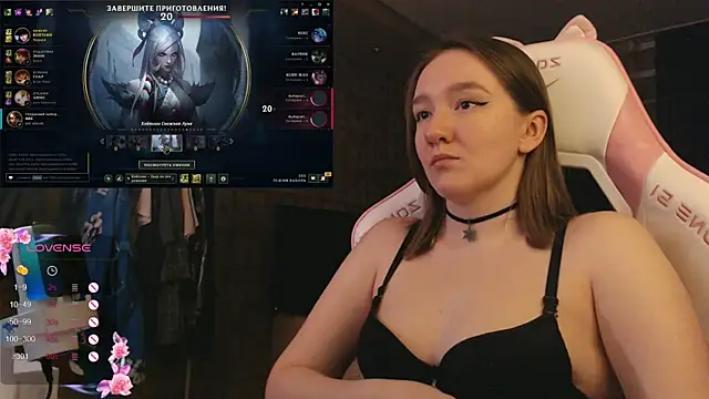 Snapshot of MoonlishSiren chatting on 12.19.25 MoonlishSiren online show from 12.19.25