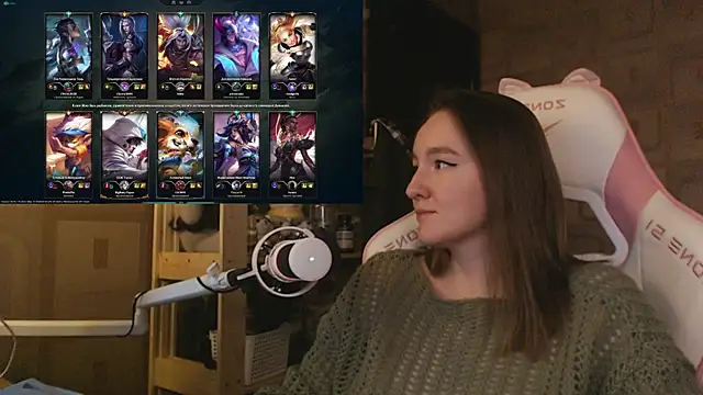 Snapshot of MoonlishSiren chatting on 05.18.26 MoonlishSiren online show from 05.18.26