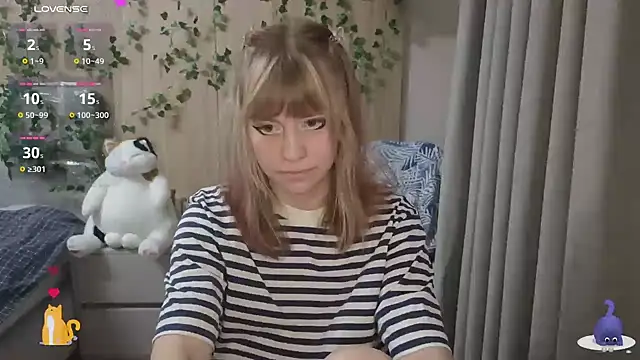 Snapshot of HermioneHHH chatting on 10.28.25 HermioneHHH online show from 10.28.25