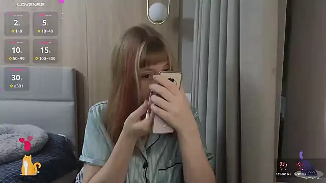 Snapshot of HermioneHHH chatting on 11.11.25 HermioneHHH online show from 11.11.25